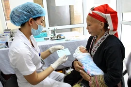 Khám sàng lọc và tư vấn tiêm chủng cho trẻ so sinh. (Nguồn: TTXVN)
