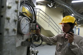 Hiệu chỉnh thiết bị tổ máy. (Ảnh minh họa: Ngọc Hà/TTXVN)