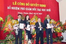 Thứ trưởng Bộ Giáo dục và Đào tạo Bùi Văn Ga trao quyết định bổ nhiệm Phó Giám đốc Đại học Huế. (Nguồn: Đại học Huế)