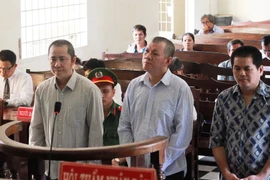 Các bị cáo Thanh (phải), Lân (giữa) và Thành tại phiên tòa, (Ảnh: Thanh Tân/TTXVN)