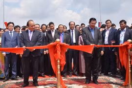Thủ tướng Nguyễn Xuân Phúc và Thủ tướng Samdech Techo Hun Sen cắt băng khánh thành cầu Long Bình-Chrey Thom. (Ảnh: Công Mạo/TTXVN)