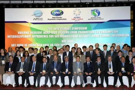 Các đại biểu dự hội thảo chụp ảnh chung. (Ảnh: Vũ Sinh/TTXVN)