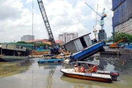  Cảnh sát giao thông đường thuỷ có mặt tại hiện trường. (Ảnh: Mạnh Linh/TTXVN)