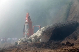 Đơn vị thi công đang khẩn trương khoan phá đá, giải phóng mặt đường Quốc lộ 12. (Ảnh: Phan Tuấn Anh/TTXVN)