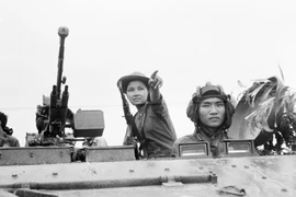 Nữ biệt động Sài Gòn hướng dẫn quân Giải phóng tiến vào sân bay Tân Sơn Nhất. (Ảnh: Tư liệu TTXVN)