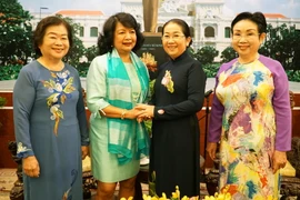 Phó Bí thư Thành ủy Thành phố Hồ Chí Minh Võ Thị Dung chụp ảnh lưu niệm với Chủ tịch Hội nghị Thượng đỉnh Phụ nữ toàn cầu Irene Natividad. (Ảnh: Phương Vy/TTXVN)