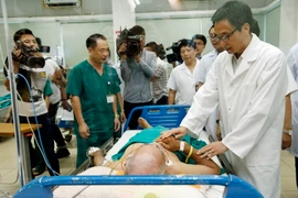 Phó Thủ tướng Vũ Đức Đam thăm các phòng điều trị bệnh nhân sốt xuất huyết tại bệnh viện Bệnh Nhiệt đới Trung ương. (Ảnh: Dương Ngọc/TTXVN)