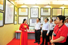 Khách tham quan một Triển lãm bản đồ và trưng bày tư liệu 'Hoàng Sa, Trường Sa của Việt Nam-Những bằng chứng lịch sử và pháp lý.' (Ảnh: Lê Huy Hải/TTXVN)