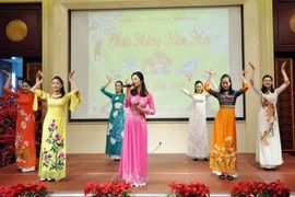 Liên hoan văn nghệ mừng Đảng do các nghệ sỹ thuộc Nhà hát nghệ thuật đương đại Việt Nam đang công tác tại Bắc Kinh trình diễn. (Ảnh: Lương Tuấn-Vĩnh Hà/TTXVN)