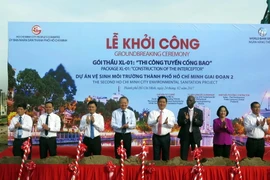 Các đại biểu thực hiện nghi thức khởi công gói thầu XL-01 'Thi công tuyến cống bao' thuộc dự án Vệ sinh môi trường Thành phố giai đoạn 2. (Ảnh: Hoàng Hải/TTXVN)