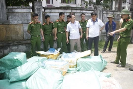 Lực lượng chức năng tỉnh Hà Tĩnh kiểm tra số nội tạng động vật. (Ảnh: Phan Quân/TTXVN)