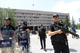  Cảnh sát chống bạo động gác tại Ankara ngày 4/7. (Nguồn: AFP/TTXVN)