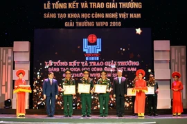 Các tác giả nhận giải Nhất Giải thưởng Sáng tạo khoa học công nghệ Việt Nam năm 2016. (Ảnh: Anh Tuấn/TTXVN)