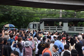 Hàng nghìn người tụ tập bên ngoài Tòa án Tối cao Thái Lan để theo dõi phiên phán quyết ới cựu thủ tướng Yingluck Shinawatra hôm 25/8. (Ảnh: Sơn Nam/Vietnam+)