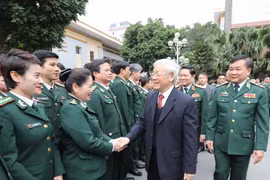 Tổng Bí thư Nguyễn Phú Trọng với cán bộ, chiến sỹ Bộ Tư lệnh Bộ đội biên phòng. (Ảnh: Trí Dũng/TTXVN)