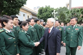 Tổng Bí thư Nguyễn Phú Trọng với cán bộ, chiến sỹ Bộ Tư lệnh Bộ đội biên phòng. (Ảnh: Trí Dũng/TTXVN)