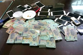 Tang vật một vụ đánh bạc. (Nguồn: TTXVN)