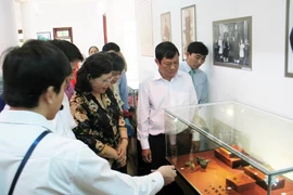 Tham quan, tìm hiểu hiện vật trưng bày tại Bảo tàng Phụ nữ Nam Bộ. (Ảnh minh họa: Công Thử/TTXVN)