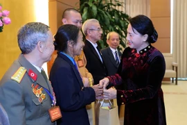 Chủ tịch Quốc hội Nguyễn Thị Kim Ngân tặng quà các đại biểu. (Ảnh: Trọng Đức/TTXVN)