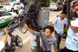 Kiểm tra đường dây cáp đi nổi. (Nguồn: Vietnam+)