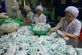 Sản xuất dược phẩm tại nhà máy của Công ty cổ phần dược-trang thiết bị y tế Bình Định. (Ảnh: Vũ Sinh/TTXVN)