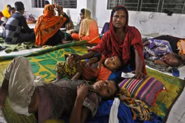 Người dân Bangladesh đi sơ tán. (Nguồn: AFP)