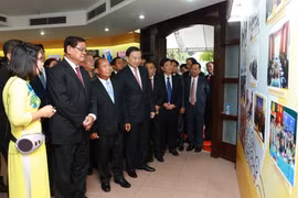 Bộ trưởng Bộ Công an Tô Lâm; Phó Thủ tướng kiêm Bộ trưởng Bộ Nội vụ Campuchia Samdech Krolahom Sar Kheng và Trung tướng Somkeo Silavong, Bộ trưởng Bộ An ninh Lào xem triển lãm. (Ảnh: Doãn Tấn/TTXVN)