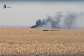 Khói bốc lên trong cuộc tấn công của liên quân nhằm vào các mục tiêu IS tại Ein Issa, phía bắc Raqqa, Syria. (Nguồn: AP/TTXVN)