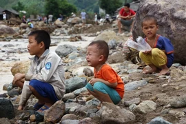 Trẻ em bản Huổi Liếng, xã Năm Păm buồn bã, thẫn thờ sau mưa lũ. (Ảnh: Nguyễn Cường/TTXVN)