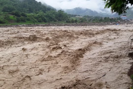 Lũ ống, lũ quét ở thị trấn Ít Ong, huyện Mường La, tỉnh Sơn La. (Ảnh: Nguyễn Cường/TTXVN)