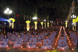 Sân chùa Côn Sơn lung linh hoa đăng trong Lễ Liên Hoa Hội Thượng. (Ảnh: Mạnh Minh/TTXVN)
