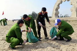 Lễ phát động thu hút đông đảo cán bộ, các đoàn viên thanh niên tham gia dọn rác tại bãi biển Xuân Thành. (Ảnh: Công Tường/TTXVN)