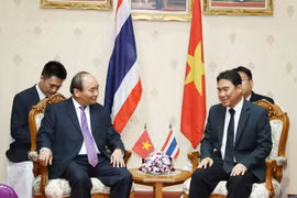 Thủ tướng Nguyễn Xuân Phúc gặp ông Somchai Vitdumrong, Tỉnh trưởng tỉnh Nakhon Phanom. (Ảnh: Thống Nhất/TTXVN)