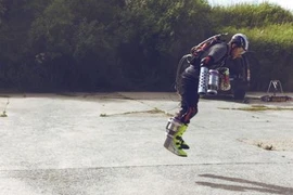 Bộ đồ robot sinh học đặc biệt, giúp người sử dụng có thể bay vài trăm km. (Nguồn: wired.co.uk)