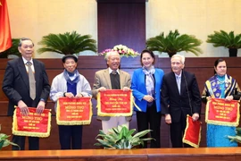 Chủ tịch Quốc hội Nguyễn Thị Kim Ngân trao bức trướng mừng thọ cho các lãnh đạo đã nghỉ hưu từ 80 đến 90 tuổi. (Ảnh: Trọng Đức/TTXVN)