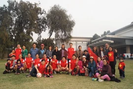 Các cầu thủ Việt Nam rạng rỡ sau khi giành chức vô địch. (Ảnh: Huy Bình/Vietnam+)