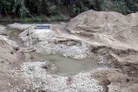 Khai thác cát để lại các hố sâu nham nhở dọc bờ sông khu vực thôn Bản Pẻn, xã Dương Quang, thành phố Bắc Kạn. (Ảnh: Đức Hiếu/TTXVN) 