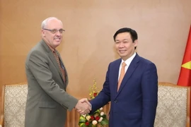 Phó Thủ tướng Vương Đình Huệ tiếp giáo sư John Graham, Hiệu trưởng Trường Chính sách công và Môi trường (SPEA) Đại học Indiana, Mỹ. (Ảnh: Phương Hoa/TTXVN)