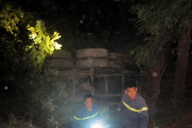 Lực lượng chức năng có mặt tại hiện trường xử lý vụ tai nạn. (Ảnh: Nguyễn Hoàng/TTXVN)