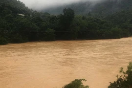 Nước sông Lò lên cao, cuốn trôi cầu tạm khiến nhiều hộ dân ở bản bản Nầm bị chia cắt. (Ảnh: Trịnh Duy Hưng/TTXVN)