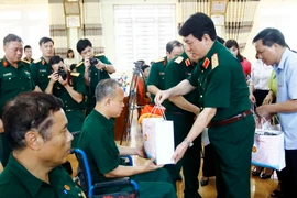 Thượng tướng Lương Cường, Chủ nhiệm Tổng cục Chính trị QĐND Việt Nam thăm hỏi và tặng quà cho thương, bệnh binh tại Trung tâm. (Ảnh: An Đăng/TTXVN)