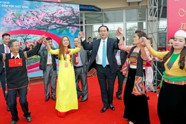 Chủ tịch nước Trần Đại Quang cùng tham gia điệu múa xòe với cộng đồng các dân tộc Việt Nam và bà con kiều bào về dự Ngày hội. (Ảnh: Nhan Sáng/TTXVN)