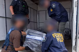 Cảnh sát đưa số cocaine bị thu giữ vào một chiếc xe tải. (Nguồn: nzherald.co.nz)