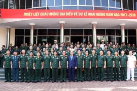 Thủ tướng Nguyễn Xuân Phúc với các đại biểu dự buổi lễ và các học viên năm học 2017-2018. (Ảnh: Thống Nhất/TTXVN)