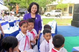 Phó Chủ tịch nước Đặng Thị Ngọc Thịnh tặng quà cho học sinh nghèo, vượt khó học giỏi huyện Duy Xuyên, tỉnh Quảng Nam. (Ảnh: Nguyễn Sơn/TTXVN)