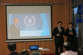 Diễn giả trong buổi gặp mặt. (Ảnh: Hoàng Linh/Vietnam+)