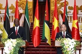 Thủ tướng Nguyễn Xuân Phúc và Thủ tướng nước Cộng hòa Mozambique Carlos Agostinho do Rosario gặp gỡ báo chí sau hội đàm. (Ảnh: Thống Nhất/TTXVN)