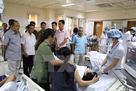 Các bệnh nhân bị sốc phản vệ được điều trị tích cực tại khoa Điều trị tích cực-Bệnh viện Đa khoa tỉnh Hòa Bình.(Ảnh: Vũ Hà/TTXVN)