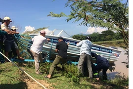 Lực lượng chức năng đưa phương tiện xuống sông tìm kiếm người mất tích. (Ảnh: Công Thử/TTXVN)