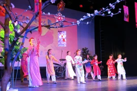 Tiết mục mừng Xuân của các cháu thiếu nhi lớp tiếng Việt. (Ảnh: Hoàng Linh/Vietnam+)